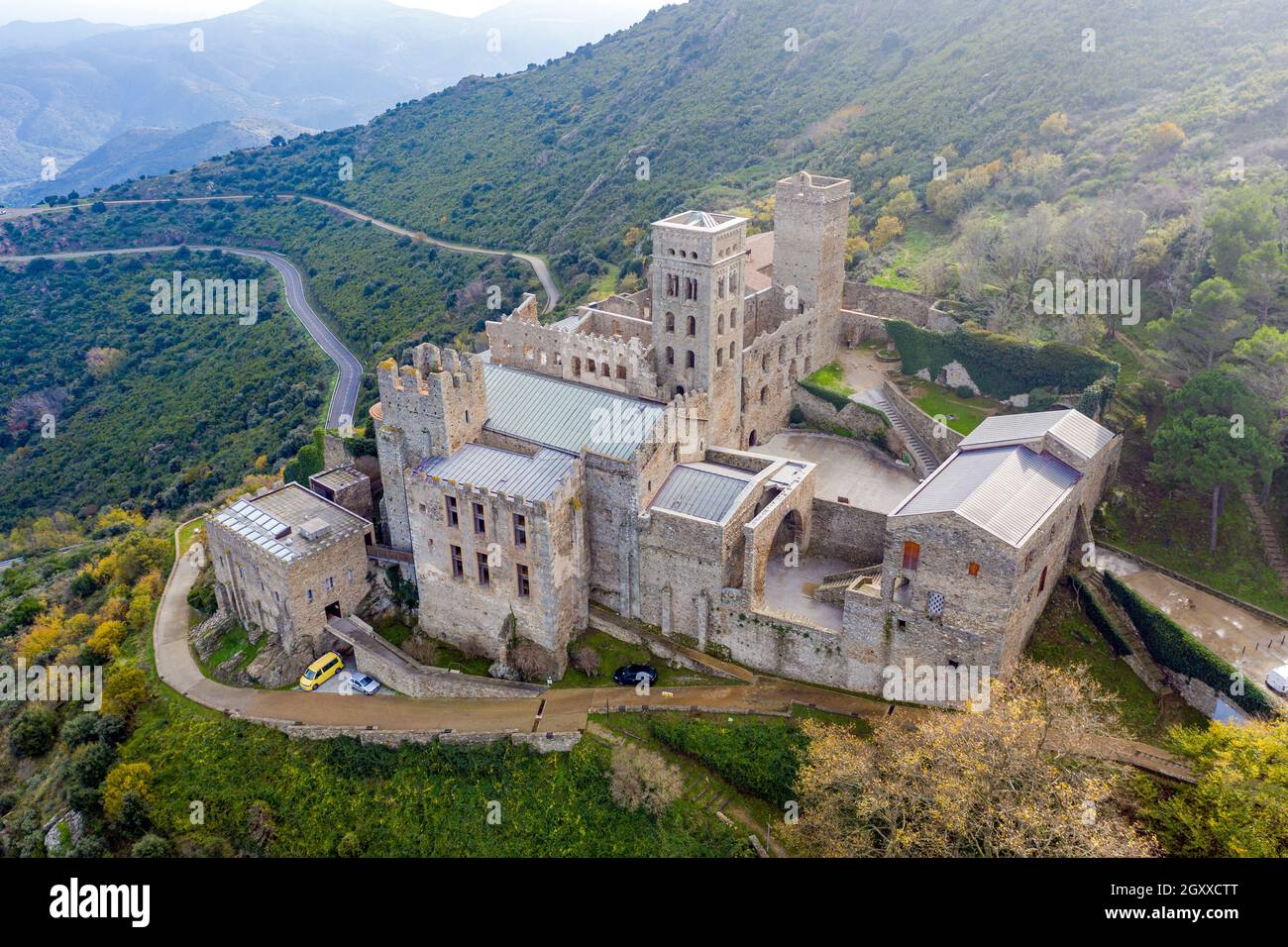 Die romanische Abtei von Sant Pere de Rodes im Naturpark Cap de Creus. Es ist ein ehemaliges Kloster der Benediktiner in der Comarca Alt Emporda, in der keine Stockfoto