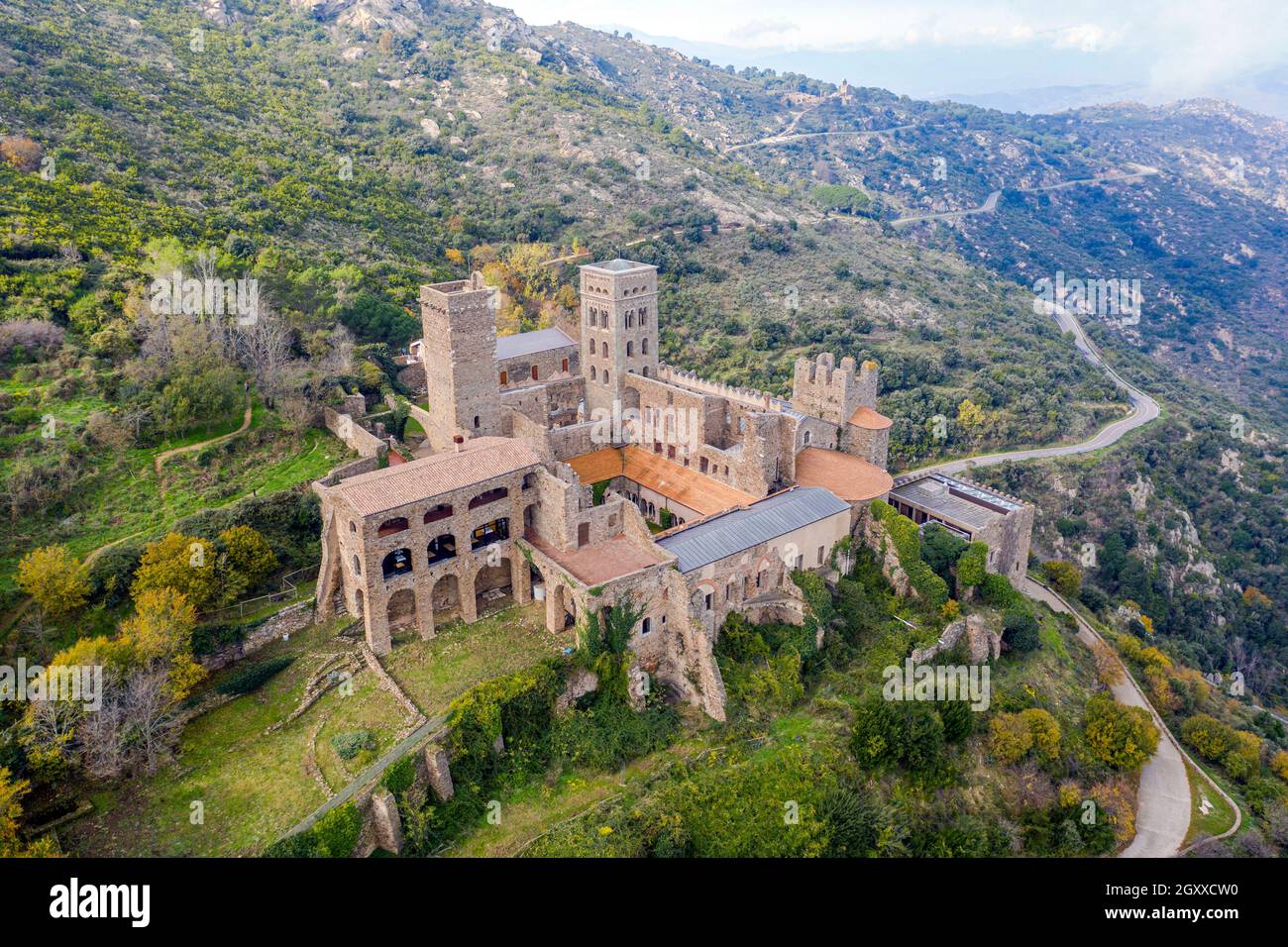 Die romanische Abtei von Sant Pere de Rodes im Naturpark Cap de Creus. Es ist ein ehemaliges Kloster der Benediktiner in der Comarca Alt Emporda, in der keine Stockfoto