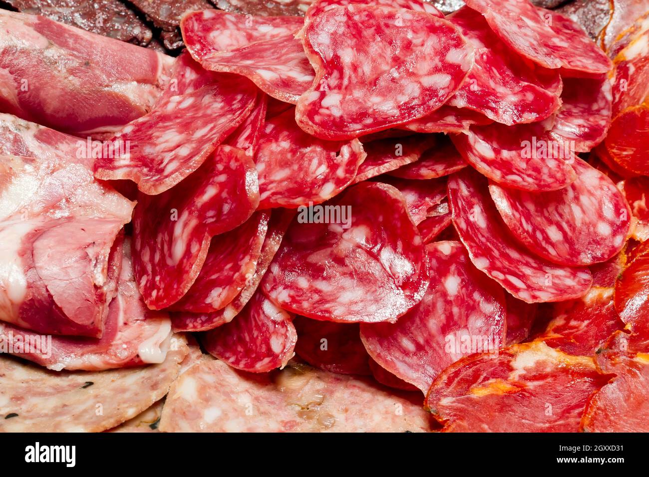 Viel spanischer serrano-Schinken und spanische Wurst, Fuet, iberischer Schweinelende Stockfoto