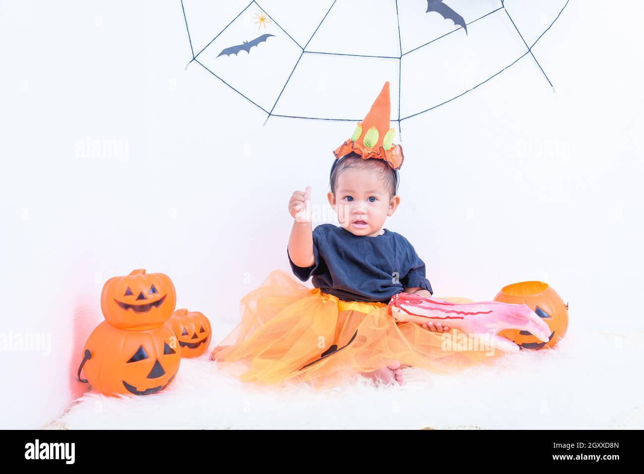Lustiges Baby im Teufel halloween Kostüm mit Hörnern und Dreizack auf einem  dunklen Holzhintergrund Junge mit schwarzem Make-up für halloween, Zombie  Stockfotografie - Alamy