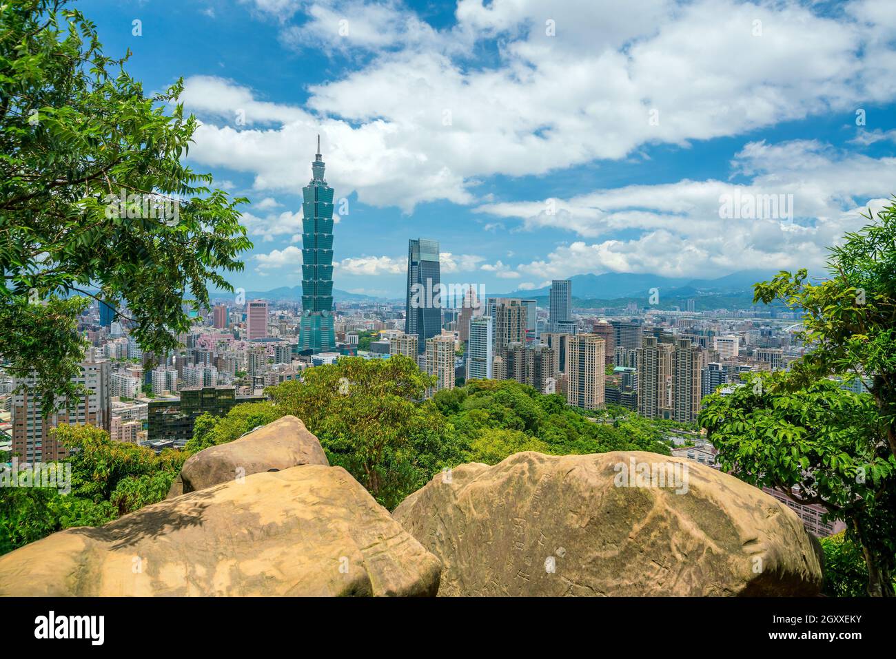 Skyline der Innenstadt von Taipei in Taiwan mit blauem Himmel Stockfoto