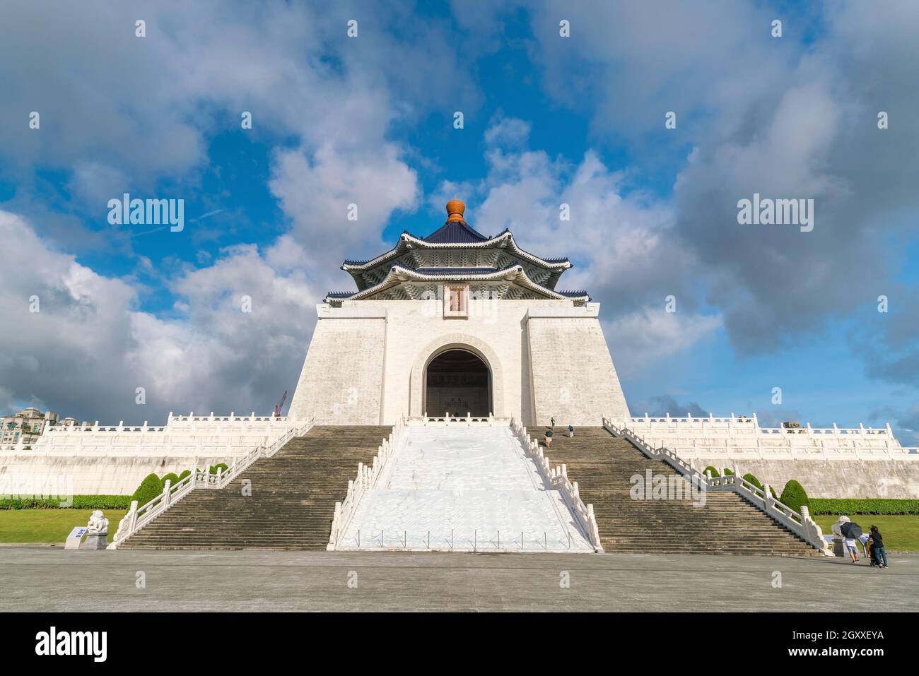 Chiang Kai-shek-Denkmal in Taipei, Taiwan. Chinesische Schriftzeichen an den Wänden repräsentieren Chiang Kai-sheks politische Werte wie Ethik, Demokratie und Wissenschaft Stockfoto