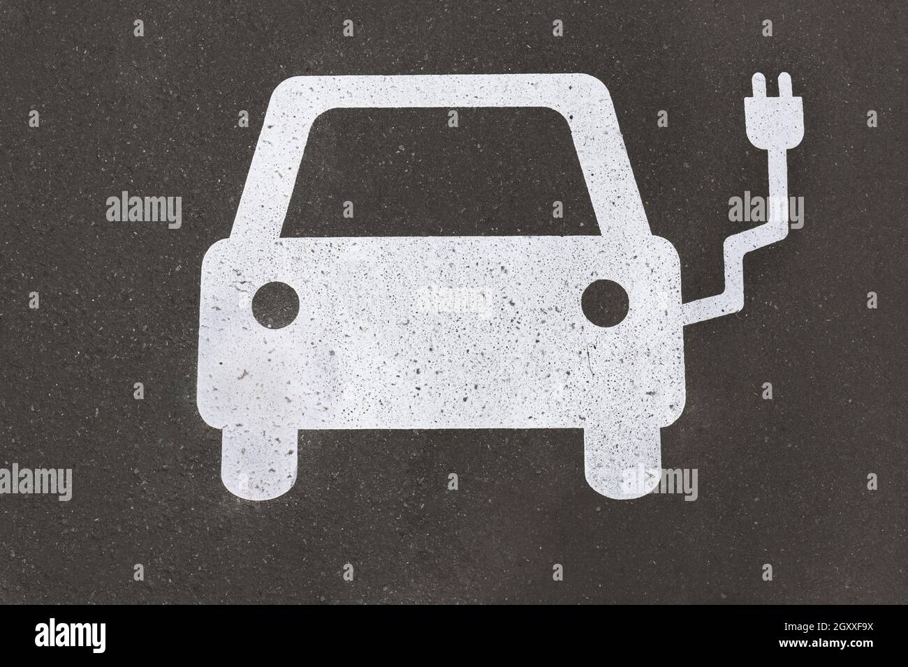 Symbol für die Ladestation für Elektroautos auf Asphalt lackiert - E-Mobility-Konzept Stockfoto