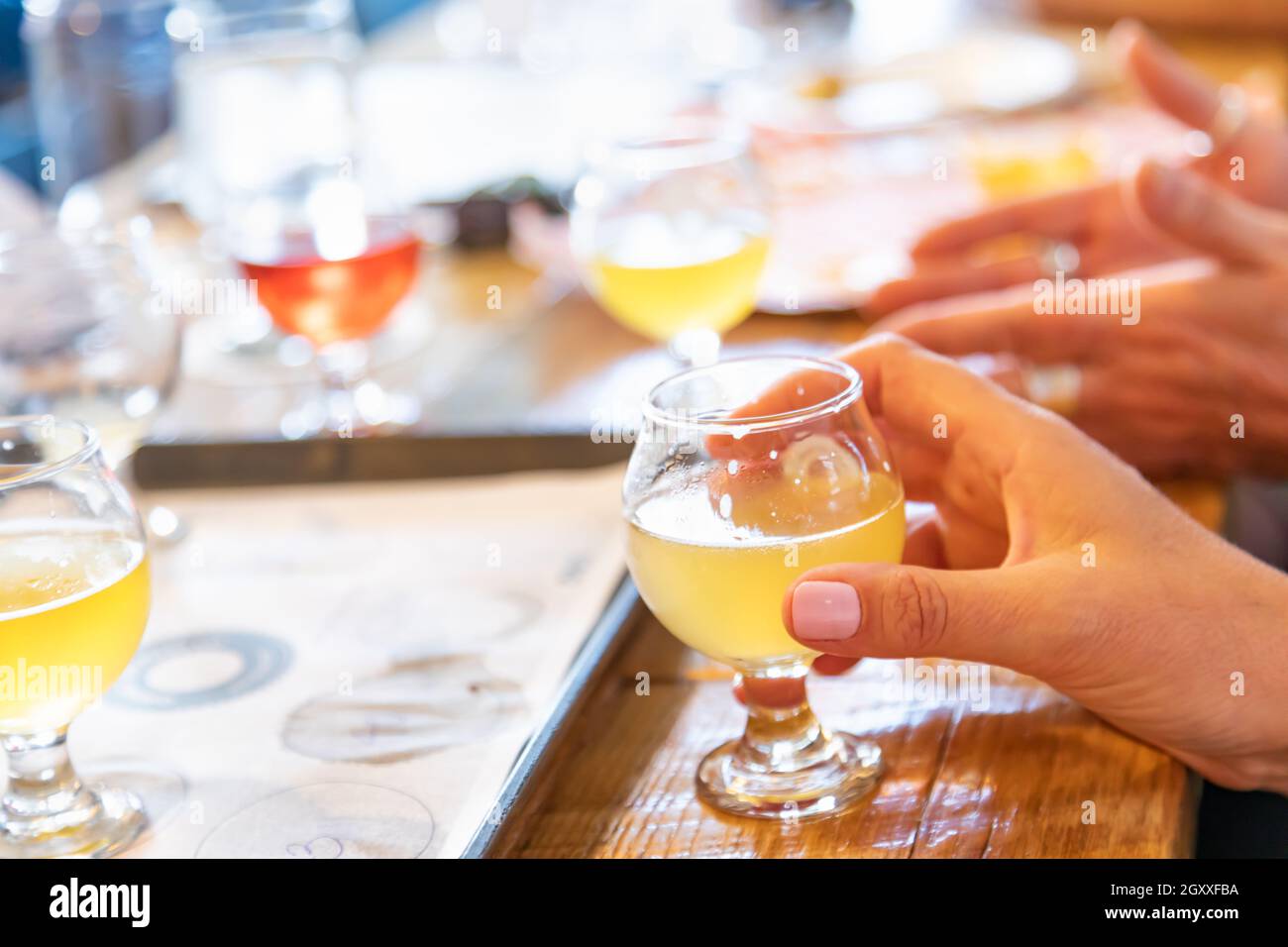 Weibliche Hand Glas Micro Brew Bier an der Bar. Stockfoto