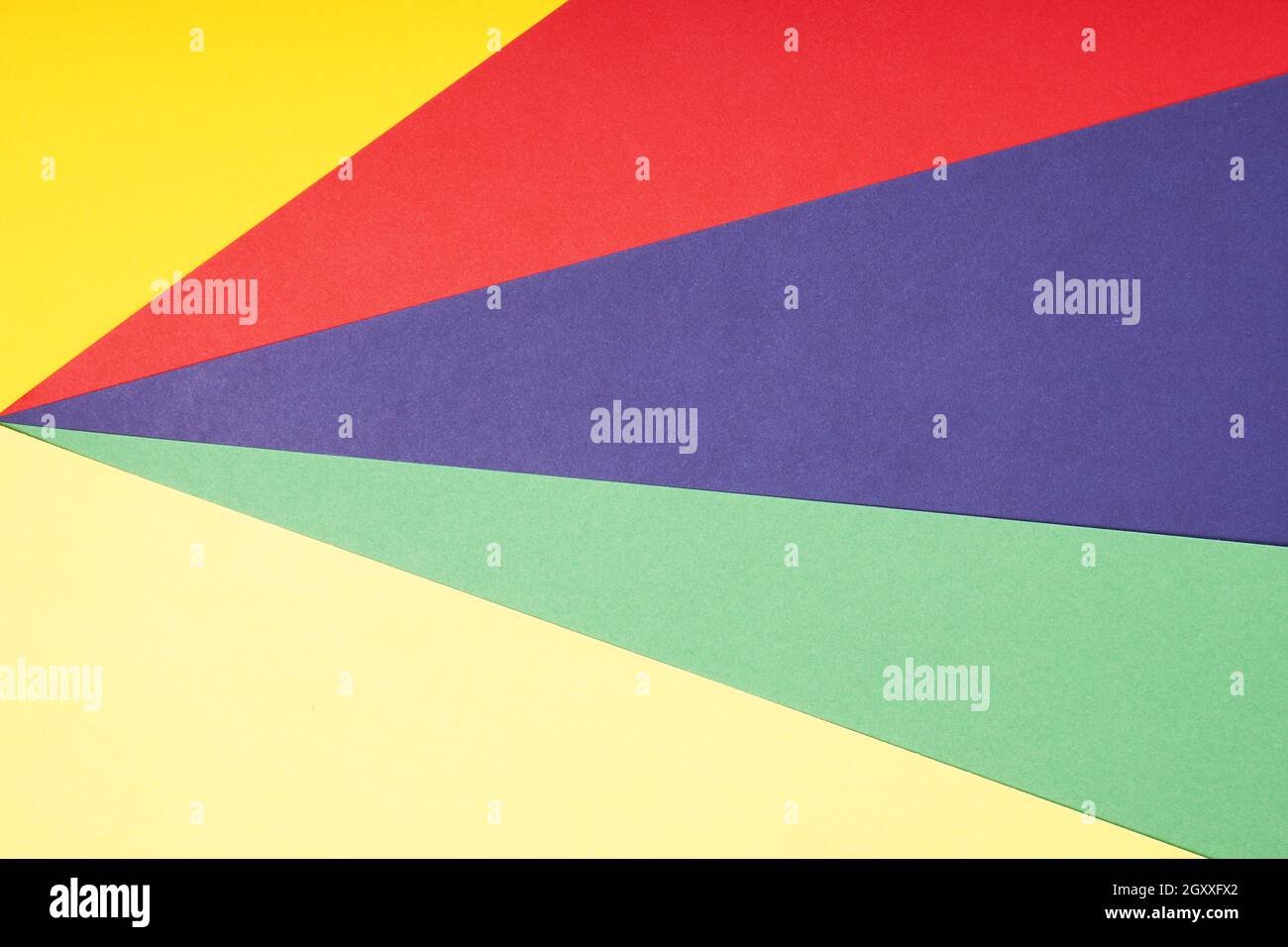 Mehrfarbiger Papierhintergrund in rot pruple grün und gelb Stockfoto