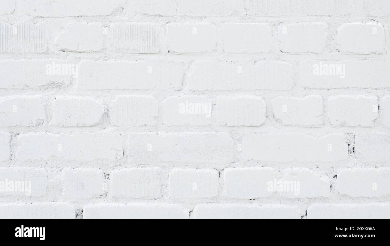 Alte Backsteinmauer mit weißem Hintergrund Stockfoto