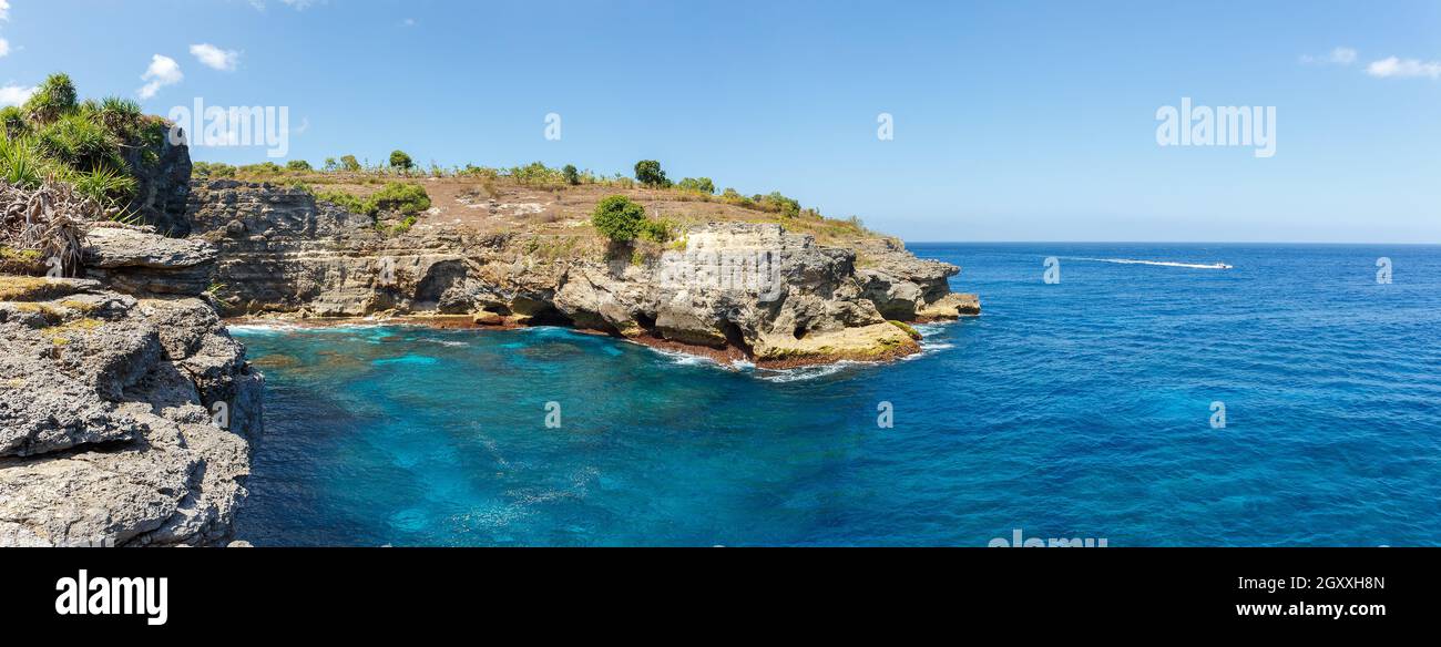 Traum-Küste auf Bali, in der Nähe von berühmten Diving Manta Point platzieren, Nusa Penida mit blauem Himmel Stockfoto