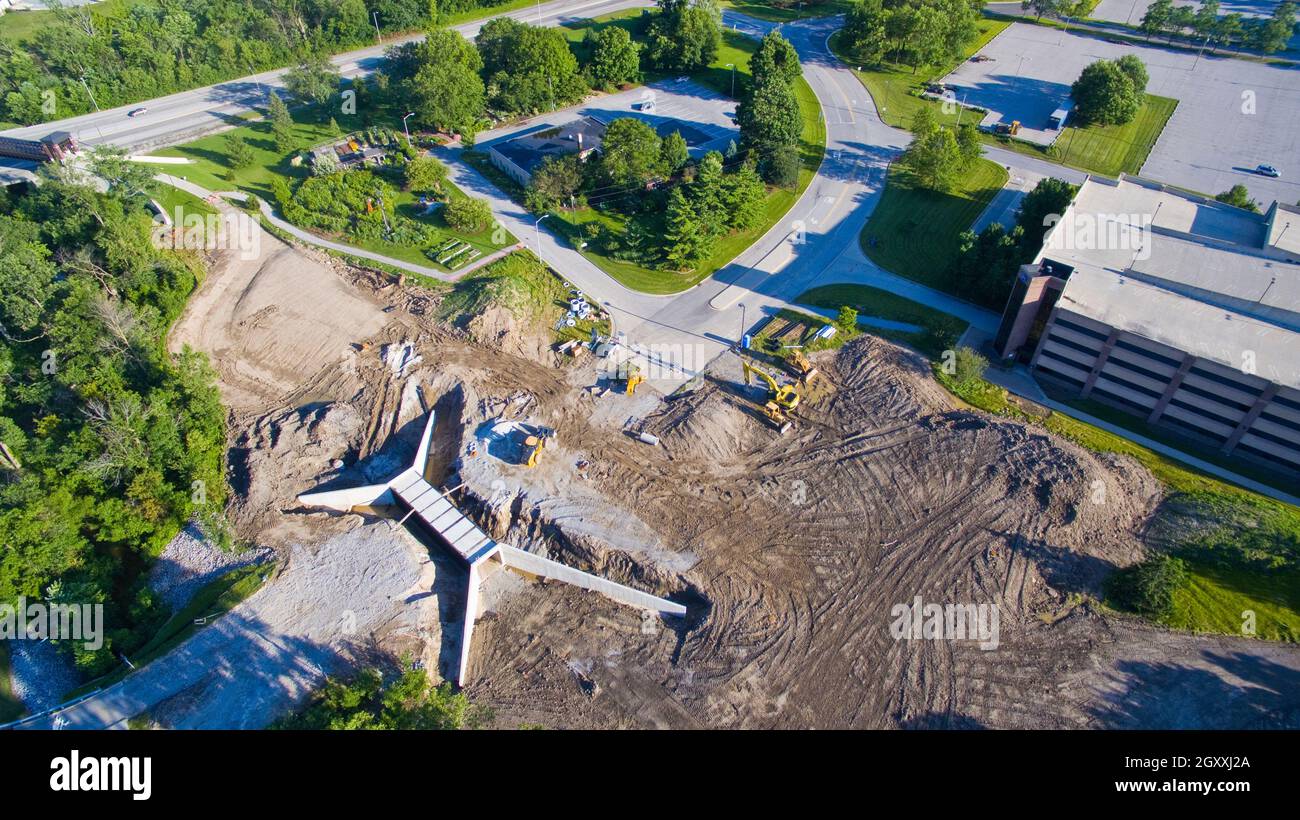 Luftaufnahme einer von Bäumen umgebenen Baustelle Stockfoto