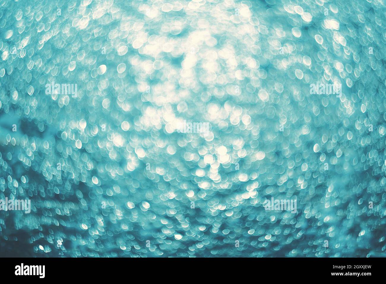 Bokeh-Lichter.Lichter auf Meereshintergrund.Wellen.Unterwasser.Vintage-Stil. Stockfoto