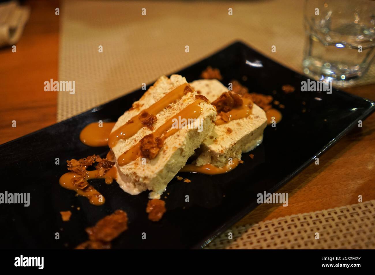 Nahaufnahme Caramel semifreddo, Eine Kombination aus Schlagsahne und Eis Stockfoto