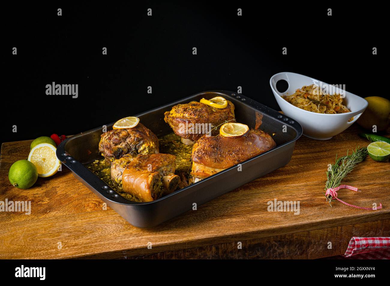 Knusprig gebratene Schweineknöchel aus dem Ofen Stockfoto