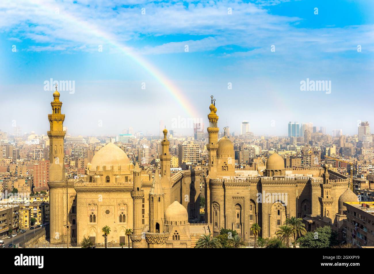 Regenbogen über der Moschee von Sultan Hassan und Kairo Stadt Stockfoto