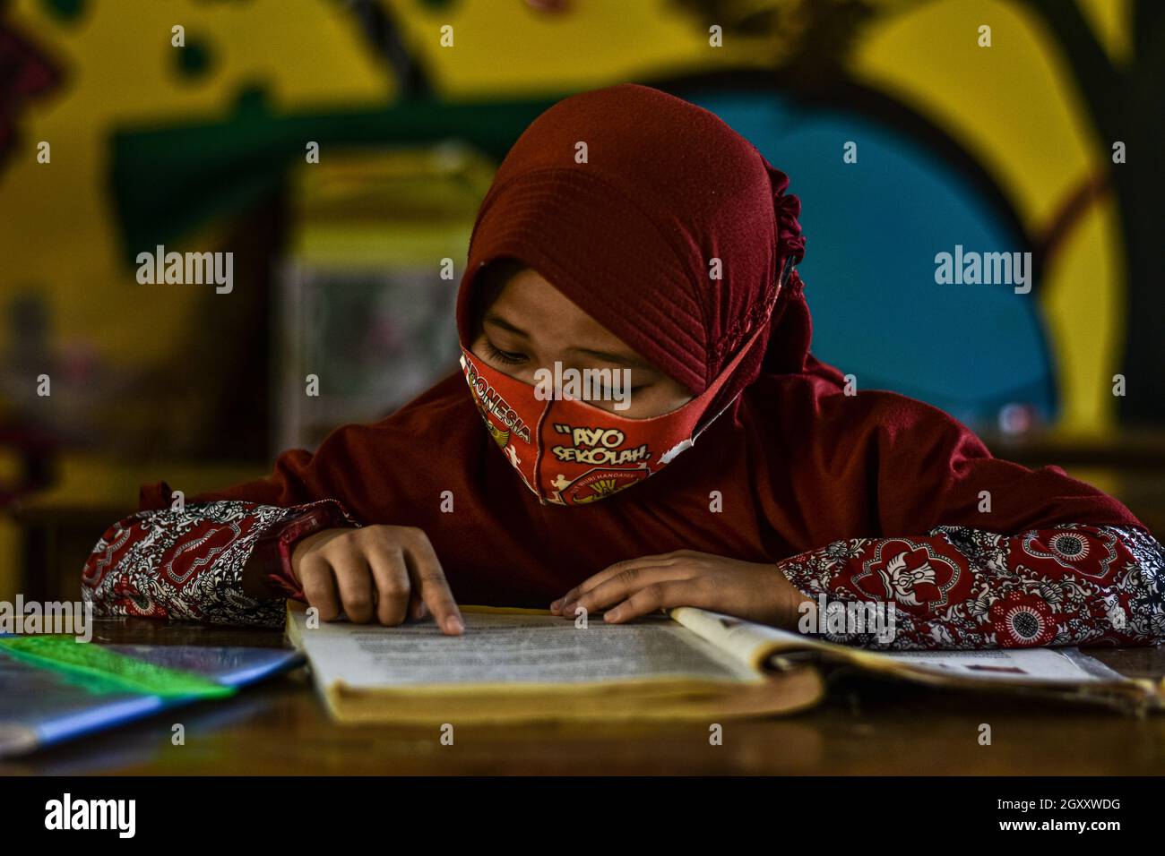 Soppeng, Indonesien. Oktober 2021. Die Schüler nehmen an der persönlichen Lernschule in Soppeng Regency Teil, indem sie sehr strenge Gesundheitsprotokolle implementieren. Wie von der indonesischen Regierung durch das Bildungs- und Kulturbüro empfohlen, z. B. Einhaltung eines Mindestabstands von 1.5 Metern, Verwendung von Masken, Händewaschen und Einführung eines Schichtsystems, das 50 % der Höchstgrenze pro Klasse beträgt. (Foto von Moch Farabi Wardana/Pacific Press) Quelle: Pacific Press Media Production Corp./Alamy Live News Stockfoto