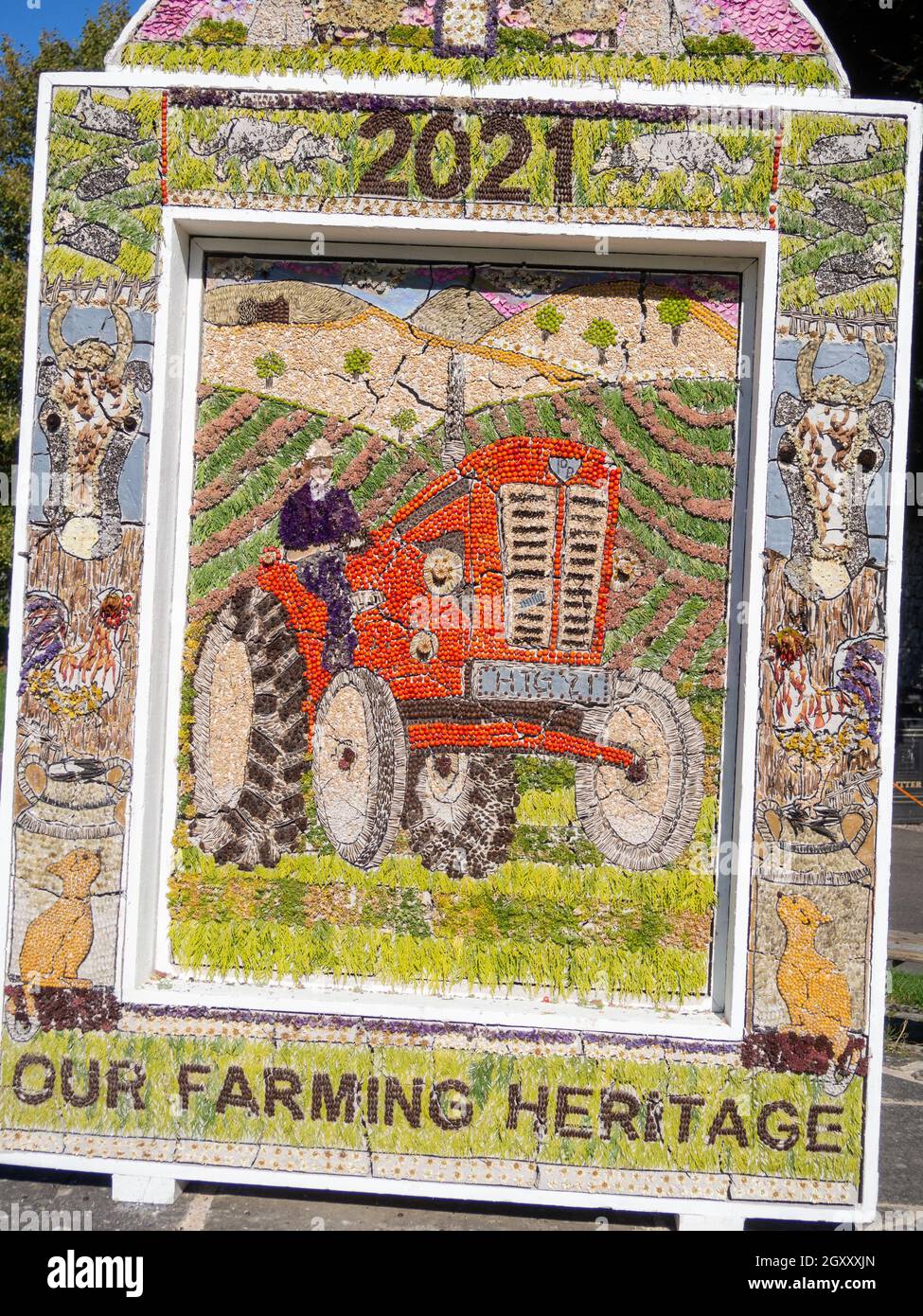 Farbenfrohe Brunnenverkleide zum Thema unserer landwirtschaftlichen Tradition, Hartington, Derbyshire, Großbritannien Stockfoto