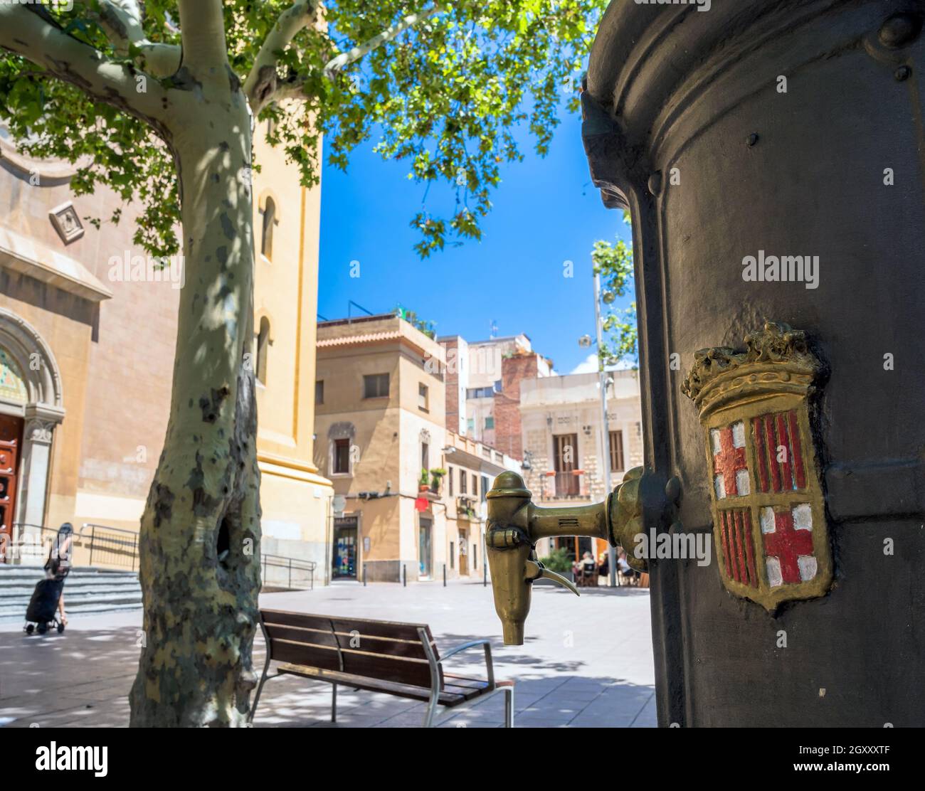 Barcelona, Spanien - 5. Juli 2017: Detail eines Trinkwasserbrunnens mit Stadtabzeichen in Les Corts, Barcelona, Spanien. Stockfoto