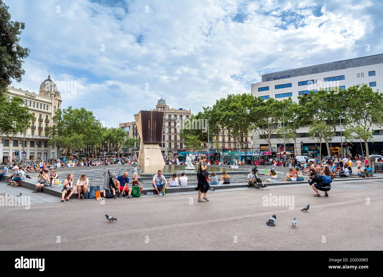Barcelona, Spanien - 6. Juli 2017: Tagesansicht der Placa de Catalunya mit Touristen in Barcelona, Spanien. Es ist der größte zentrale Platz in Barcelona Stockfoto