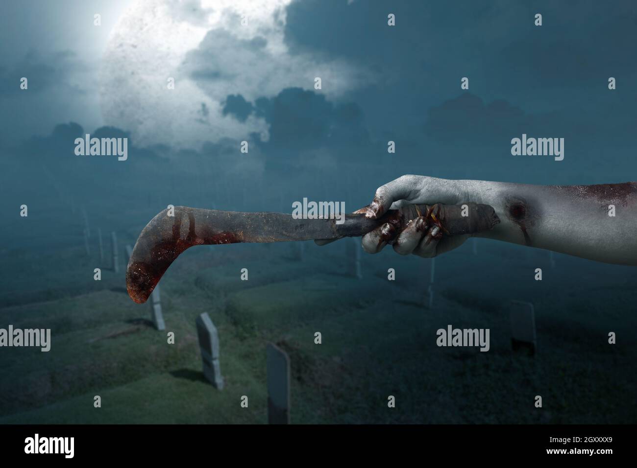 Zombie Hände mit Wunde halten Sichel mit der Nachtszene Hintergrund Stockfoto