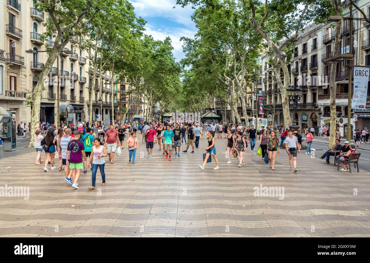 Barcelona, Spanien - 6. Juli 2017: Tagesansicht der berühmten Straße Las Ramblas in Barcelona, Spanien. Tausende von Menschen gehen täglich an dieser Fußgängerzone vorbei Stockfoto