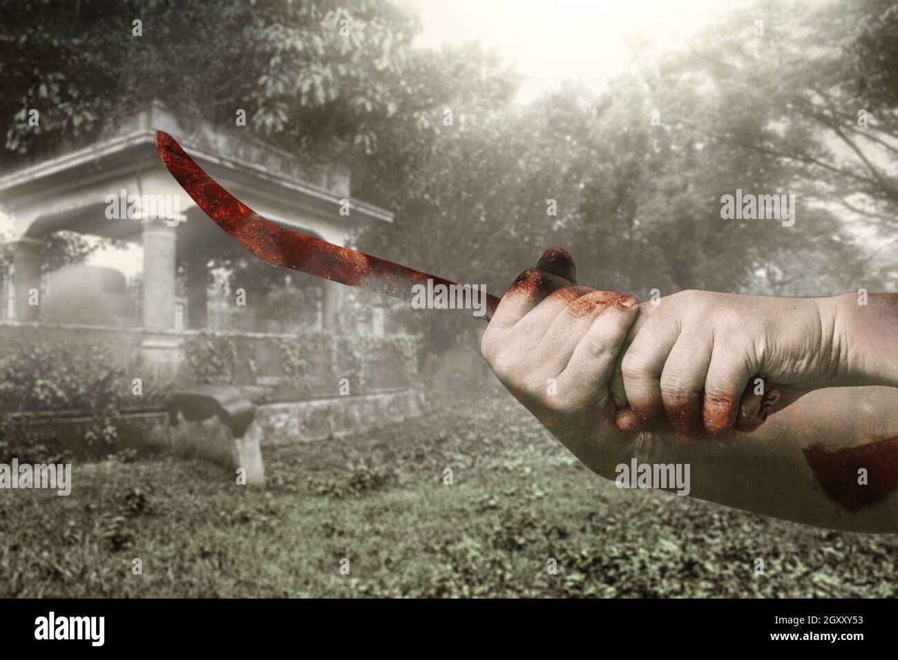 Zombie Hände mit Wunde halten Sichel auf dem Friedhof Stockfoto