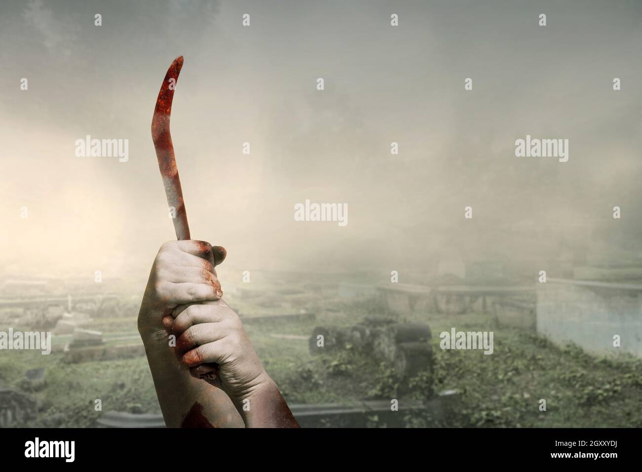 Zombie Hände mit Wunde halten Sichel auf dem Friedhof Stockfoto