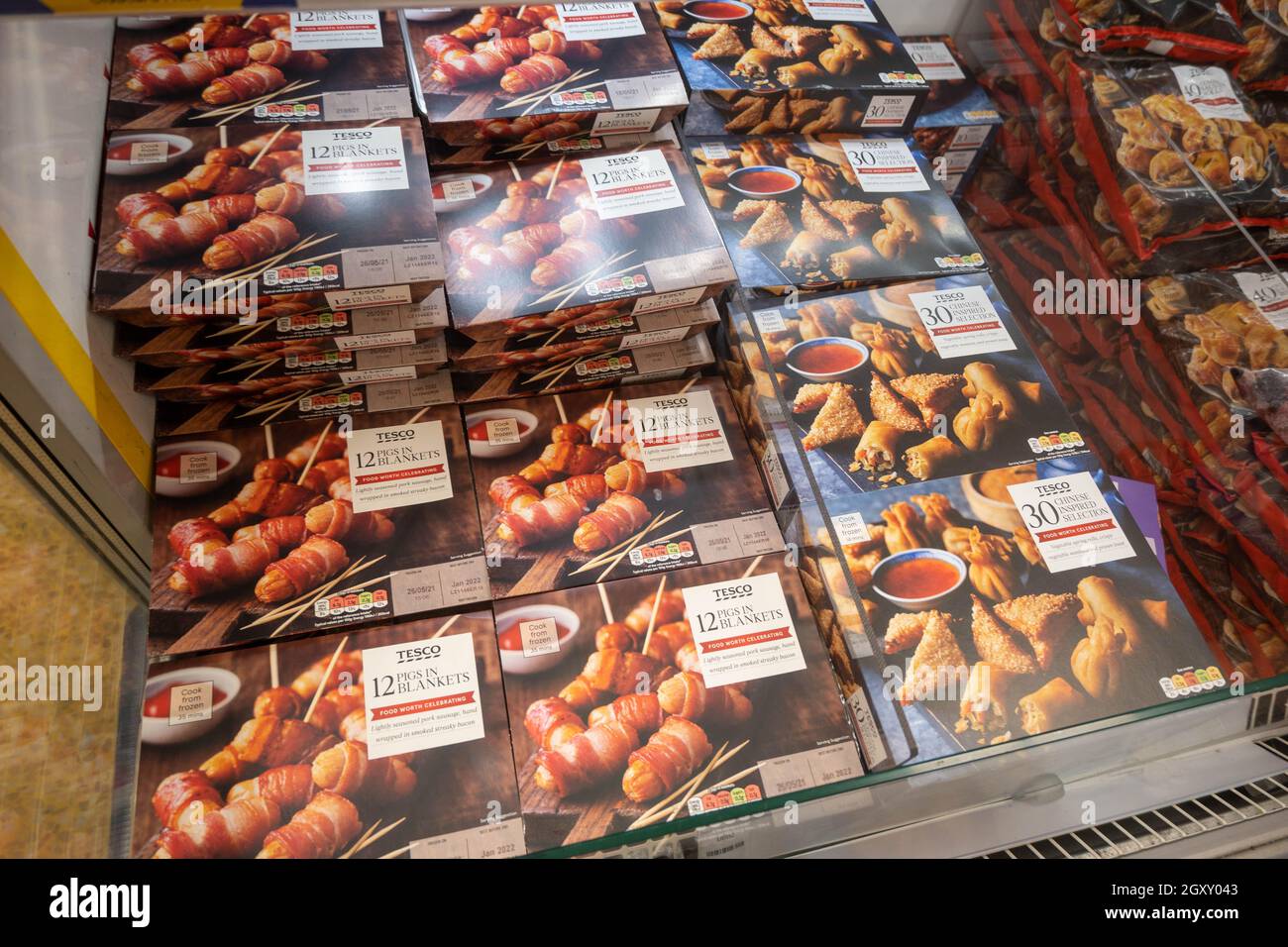 Schachteln eines traditionellen englischen Weihnachts-Essens mit Würstchen, die in Speck (Schweine in Decken) in einem Tesco-Laden mit Kühltheke verpackt sind Stockfoto Schachteln eines traditionellen englischen Weihnachts-Essens mit Würstchen, die in Speck (Schweine in Decken) in einem Tesco-Laden mit Kühltheke verpackt sind Stockfoto