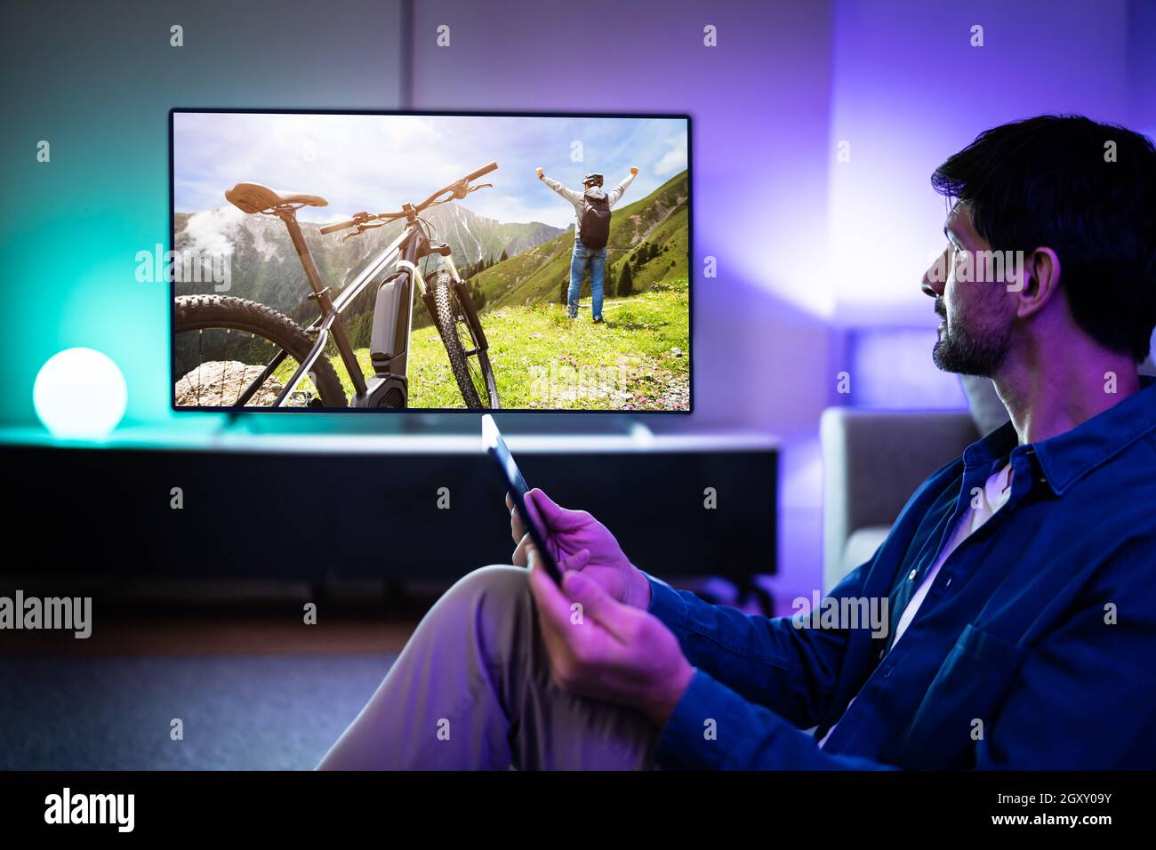 Streaming von TV-Filmen. Video Auf Dem Fernsehbildschirm Ansehen Stockfoto