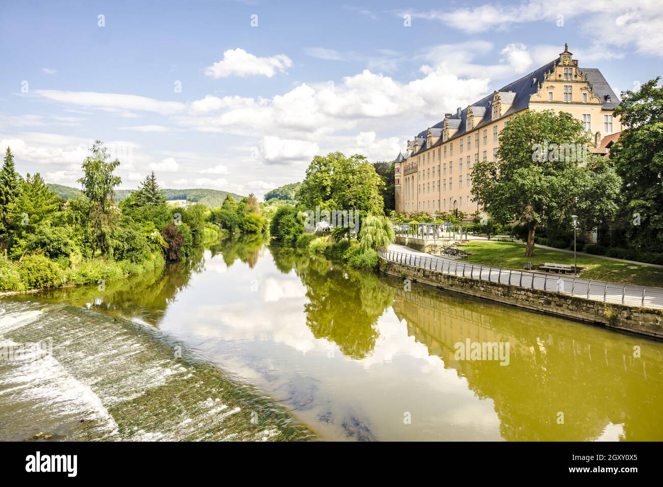 Blick von der alten Brücke auf die Werra in Hannoversch Münden, Deutschland Stockfoto