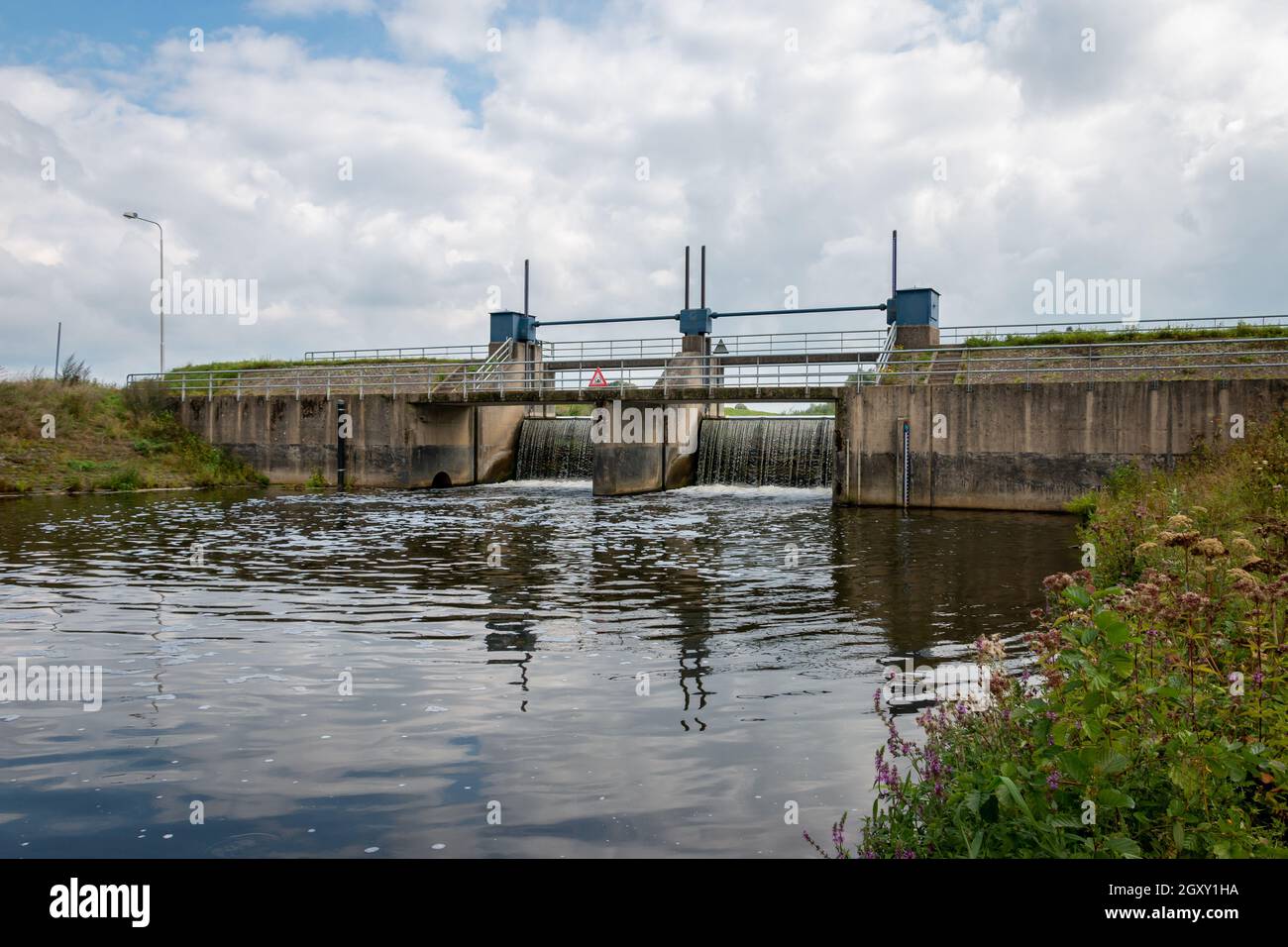 Eine Staustufe im Fluss 'The Berkel' in der Nähe des Dorfes Eibergen in der Region 'Achterhoek', Provinz Gelderland Stockfoto