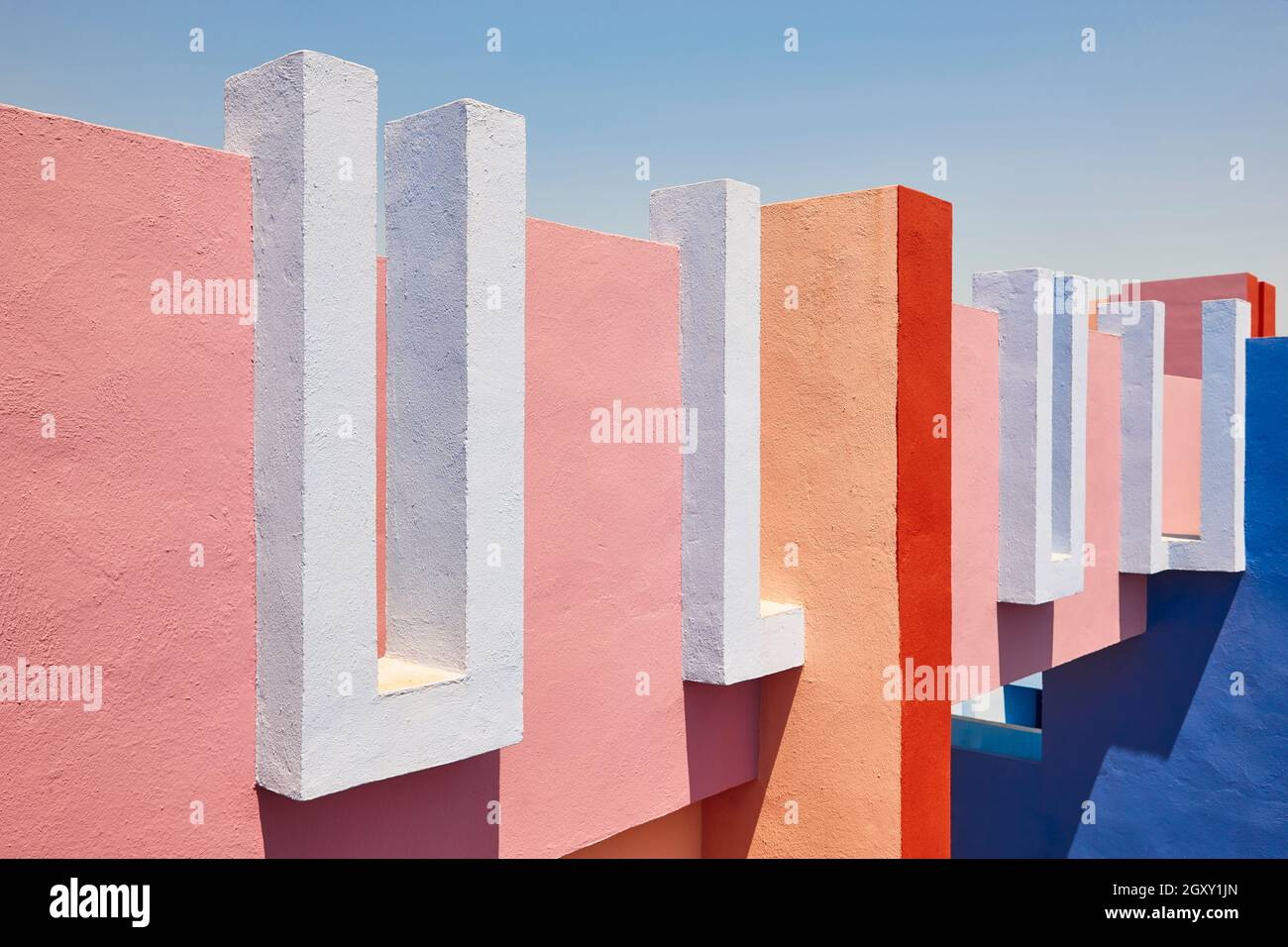 Geometrisch farbiger Gebäudeentwurf. Die rote Mauer, La manzanera. Calpe, Spanien Stockfoto