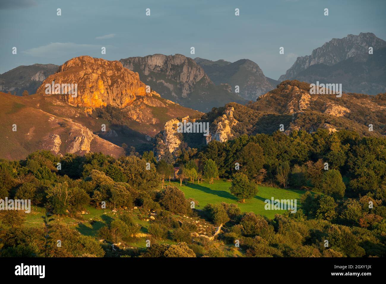 Berglandschaft im Nationalpark Picos de Europa bei schönem Sonnenuntergang Stockfoto