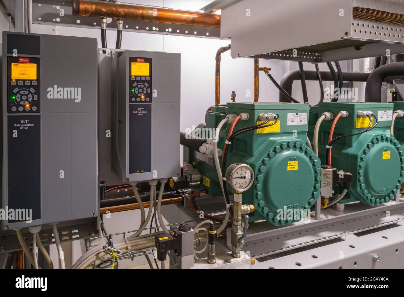 Elektromotoren und Frequenzumrichter in einem Maschinenraum Stockfoto