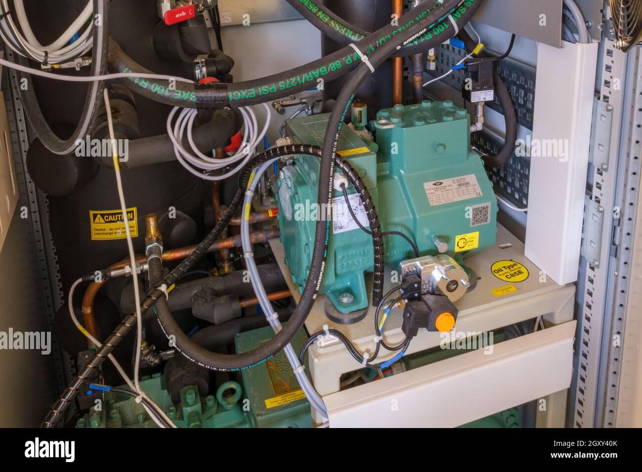 Elektromotorpumpe mit Rohren und Schläuchen Stockfoto