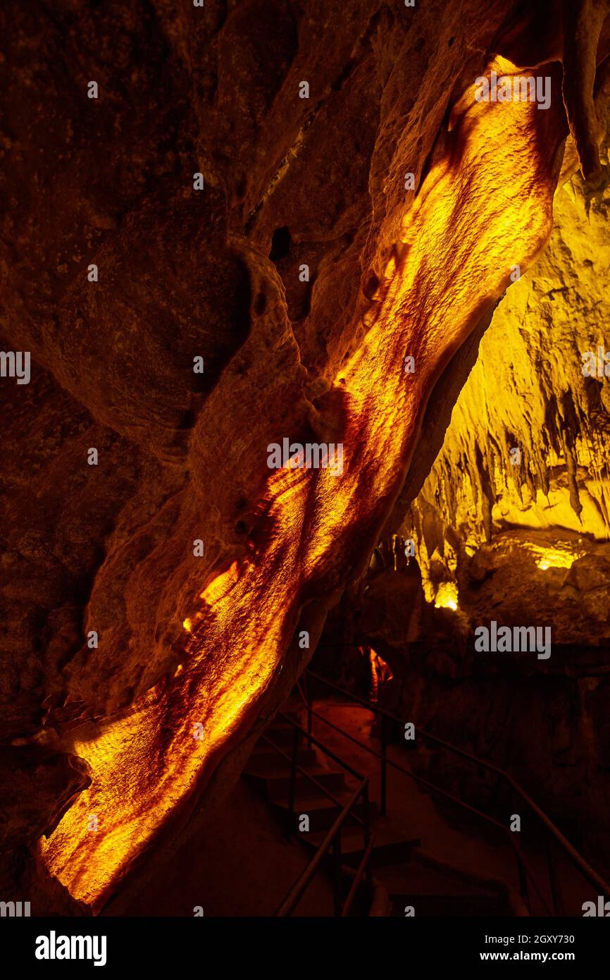 Speckbildung in Höhlenrot und Gold Stockfoto