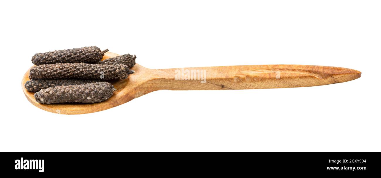 Holzlöffel mit java langen Paprika isoliert auf weißem Hintergrund Stockfoto