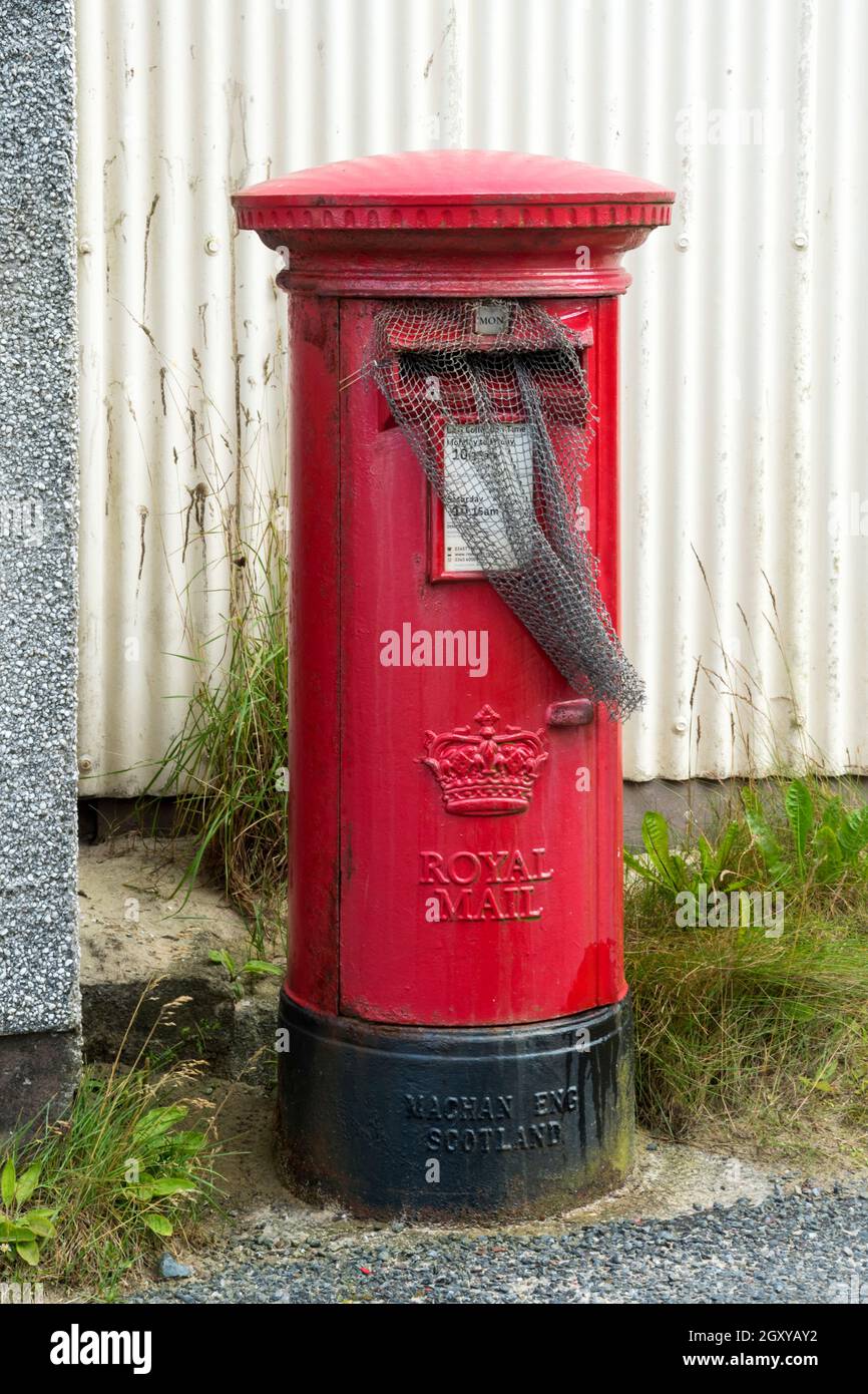 Säulenbox mit Netz, um die lokale Tierwelt fernzuhalten. In Mid Yell, Shetland. Stockfoto