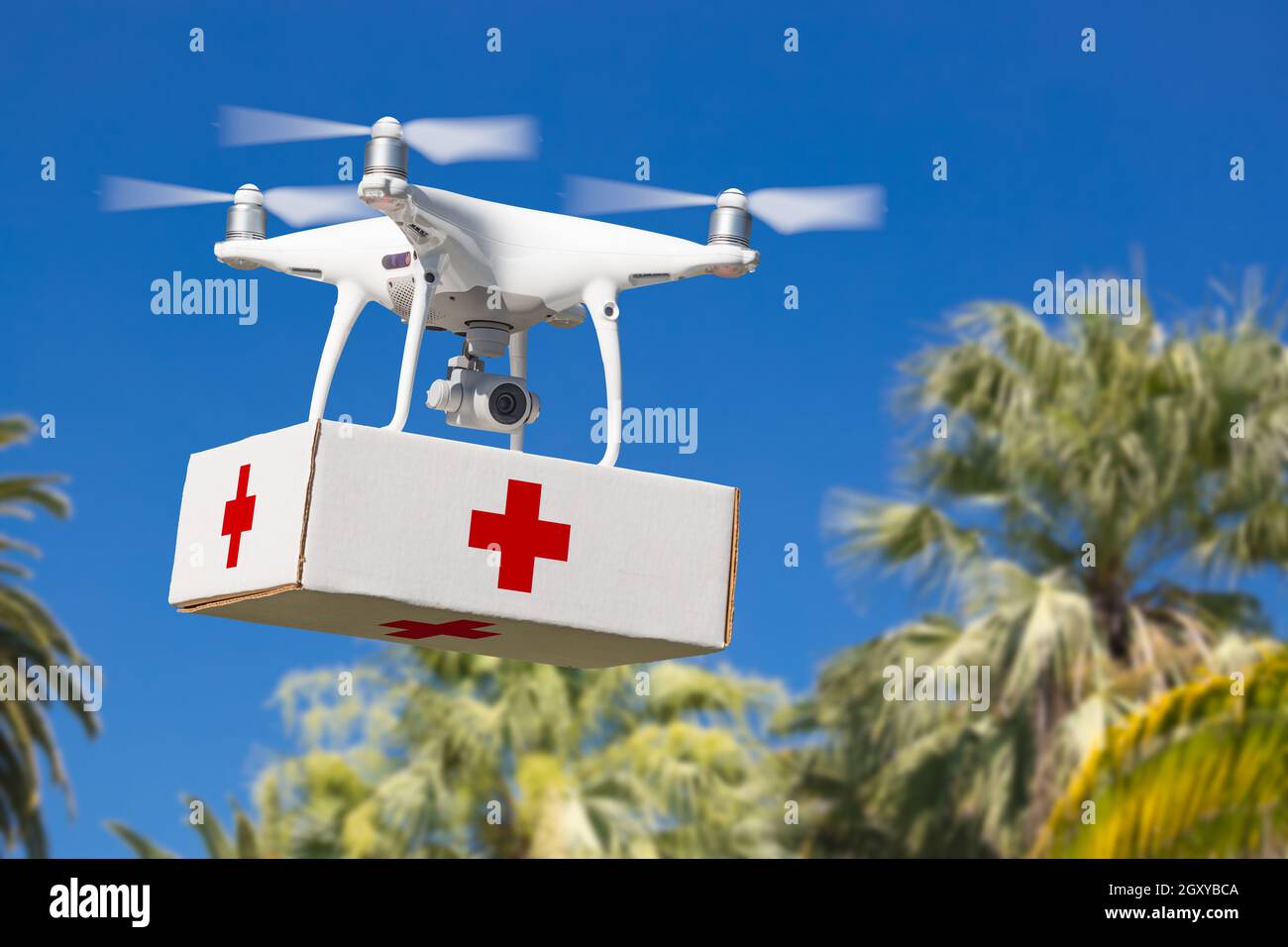 Unmanned Aircraft Systems (UAS) Quadcopter Drone mit Erste Hilfe Paket über tropische Gelände. Stockfoto