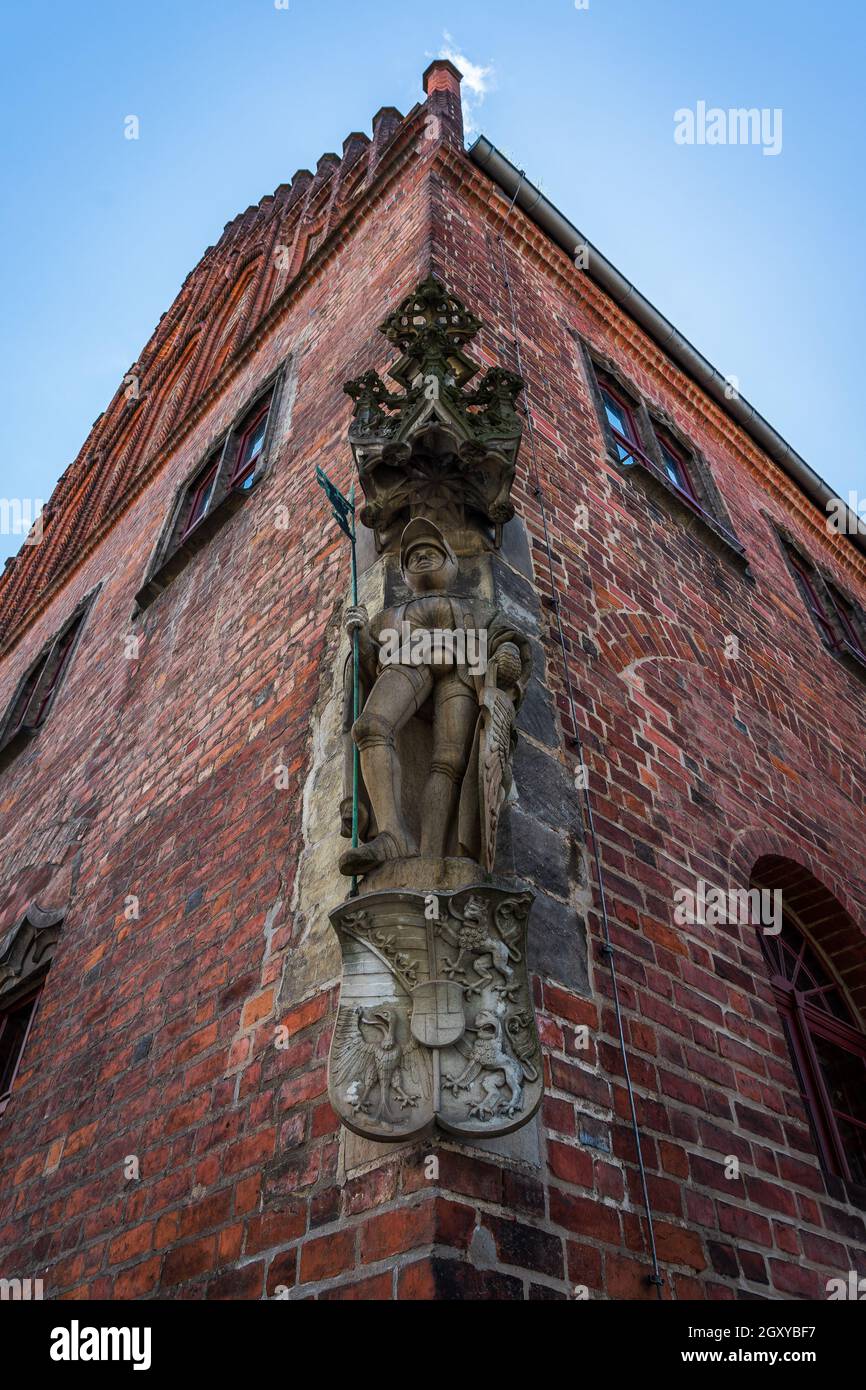 Eine Kopie der ursprünglichen Statue des Heiligen Maurice aus dem Jahr 1507 an der Ecke des mittelalterlichen Gebäudes des Rathauses. Jueterbog ist eine historische Stadt in Nord-Eas Stockfoto