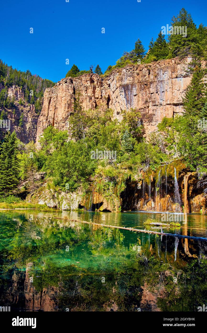 Blick auf die Berge neben dem See und den Wasserfällen Stockfoto