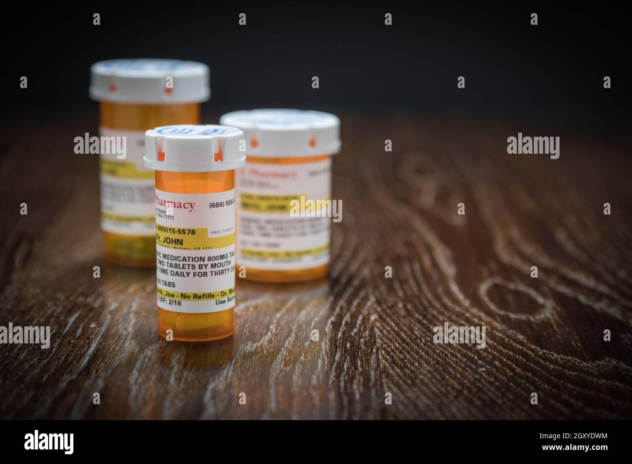 Vielzahl von Non-Proprietary Medizin Flaschen auf reflektierenden Holz- Oberfläche. Stockfoto