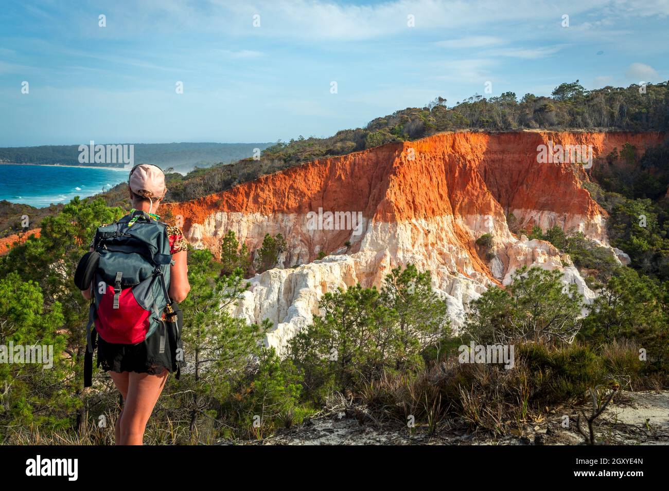Eine Reisende Frau hat die Aussicht auf die beeindruckende Pinnacles-Formation – eine spektakuläre Erosionsfunktion, die aus Klippen aus weichem weißem Sand besteht. Ca Stockfoto