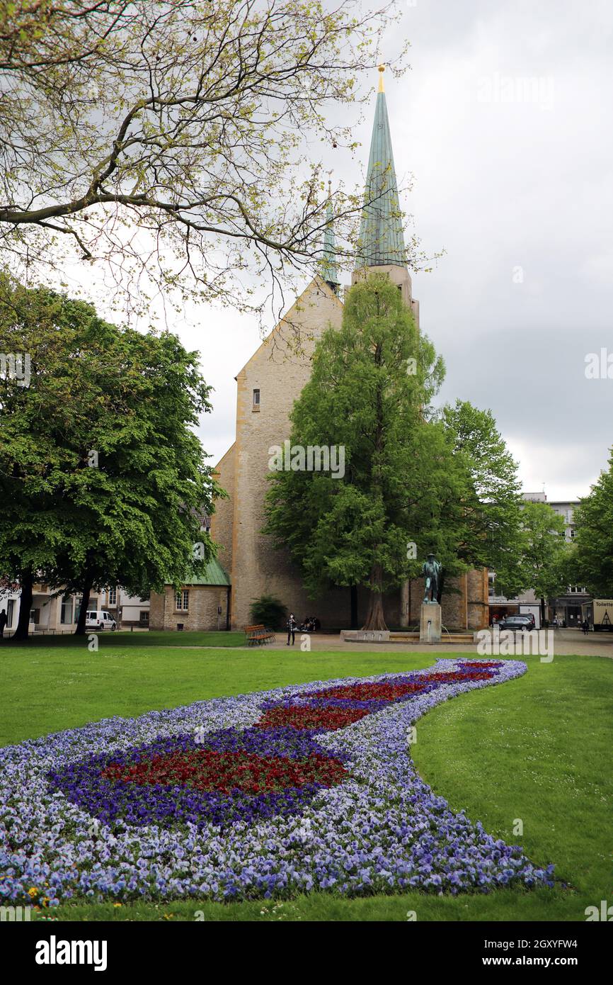 Park der Menschenrechte, im Hintergrund die Neustädter Marienkirche aus dem 13. Jahrhundert, Bielefeld, Nordrhein-Westfalen, Deutschland Stockfoto