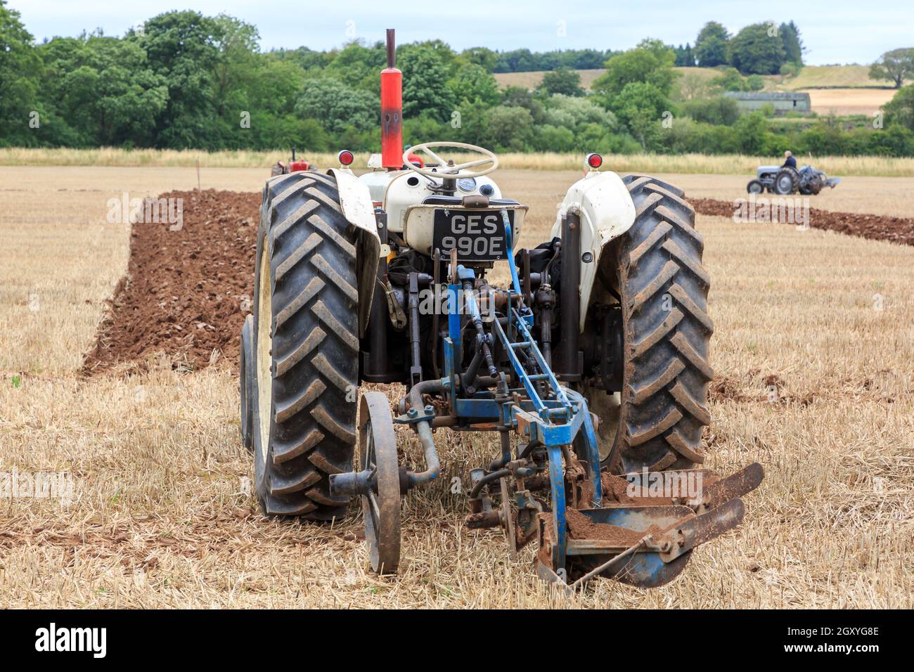 Middleshaw, Schottland - 16. August 2020 : Old David Brown 990 Traktor mit einem hydraulischen zwei Furchen Pflug ausgestattet Stockfoto