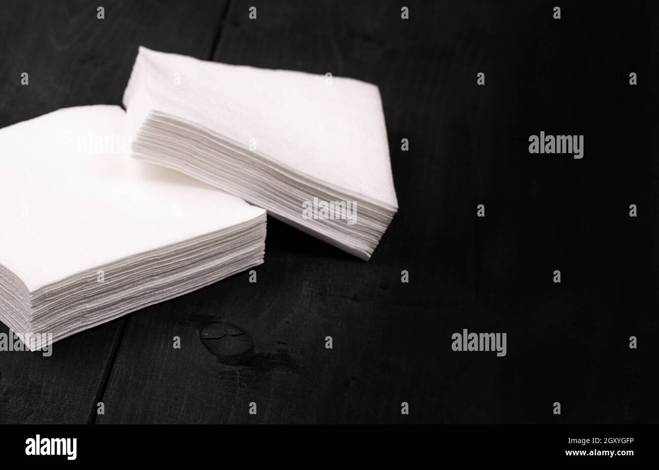 Die weißen Papierservietten auf Holzhintergrund Close Up Stockfoto