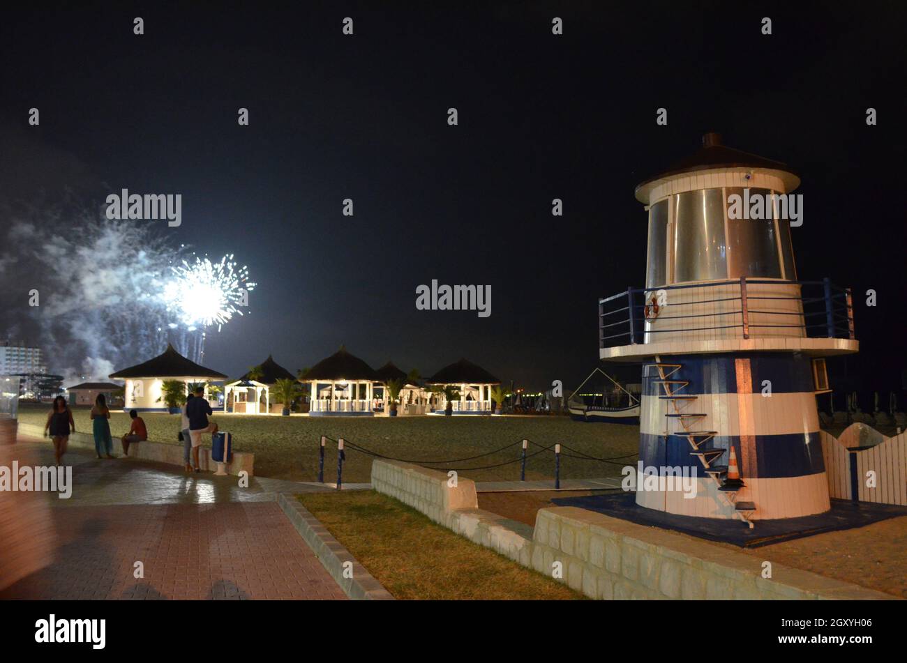 Winziger Leuchtturm und Feuerwerk am Vega-Strand in Mamaia, Rumänien Stockfoto