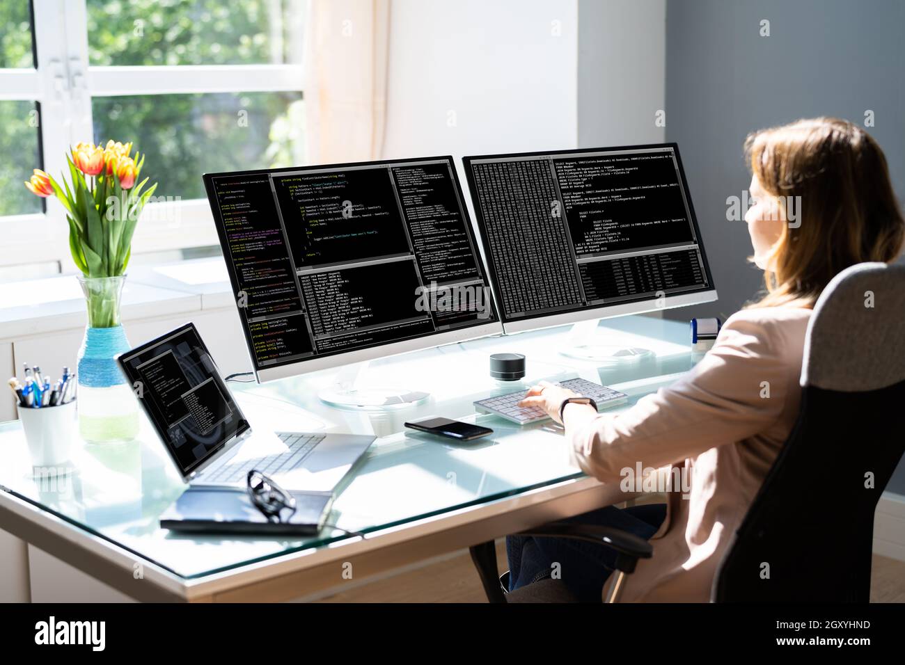 Programmiererin Frau Codierung Auf Computer. Coder Girl Stockfoto
