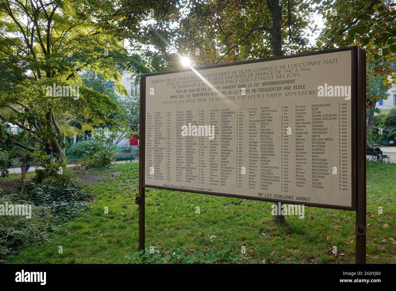 Paris, Square Edouard-Vailland, Gedenktafel für von den Nazis deportierte Kinder // Paris, Square Edouard-Vailland, Denkmal für Kinder deportiert von Stockfoto