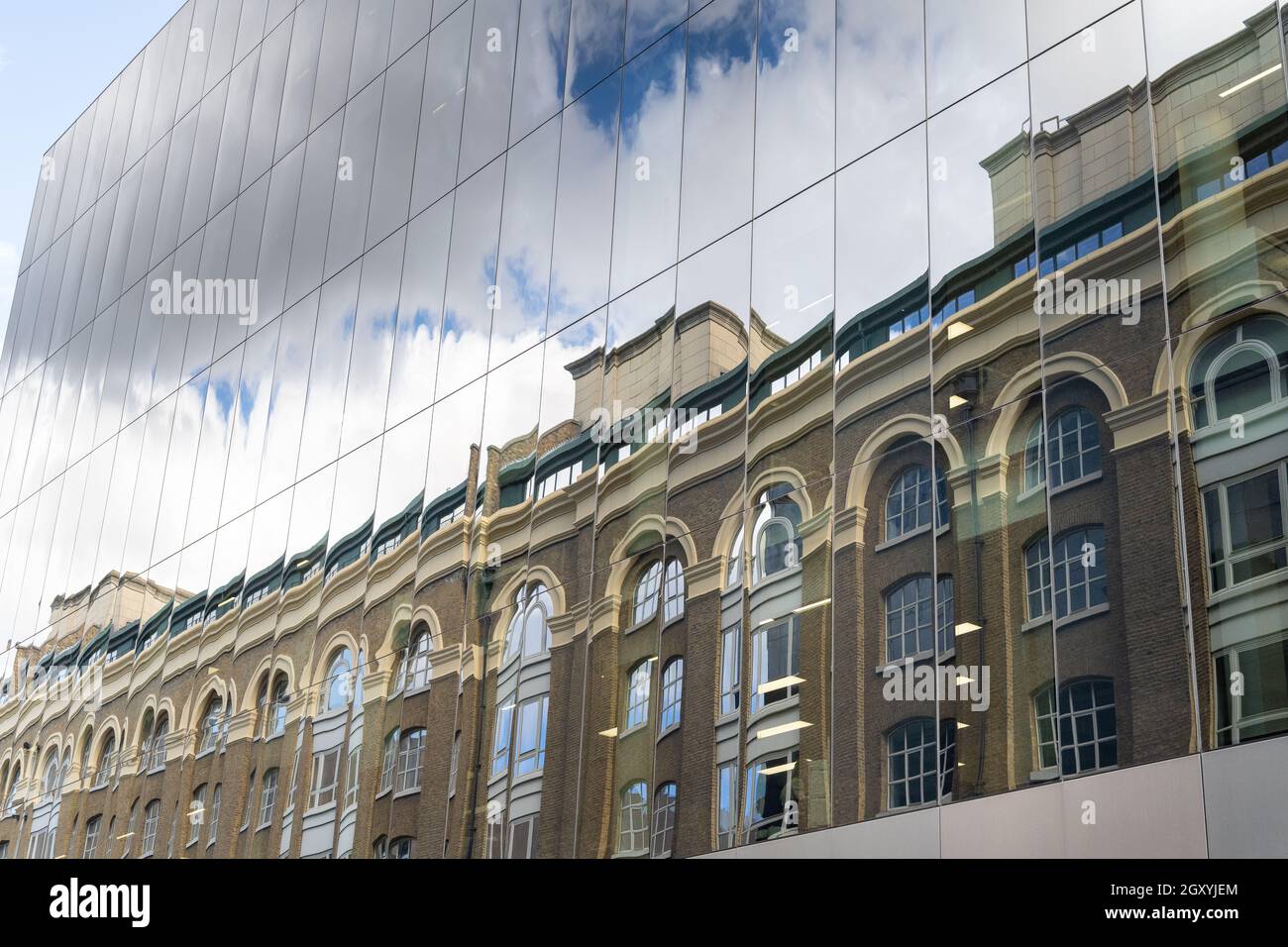 London Bridge to the River Thames Mehr London Place Sunny Day Skyline ad Architecture Stockfoto