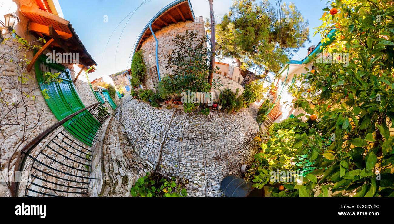 Eine kleine Straße in einem malerischen Dorf. Laneia. Zypern Stockfoto