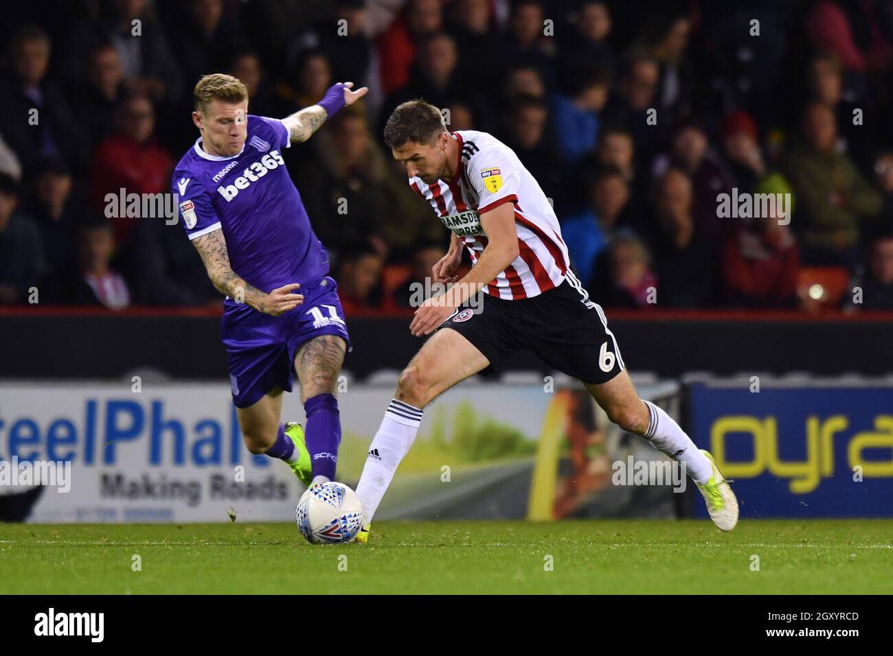 Chris Basham von Sheffield United und James McClean von Stoke City in Aktion Stockfoto