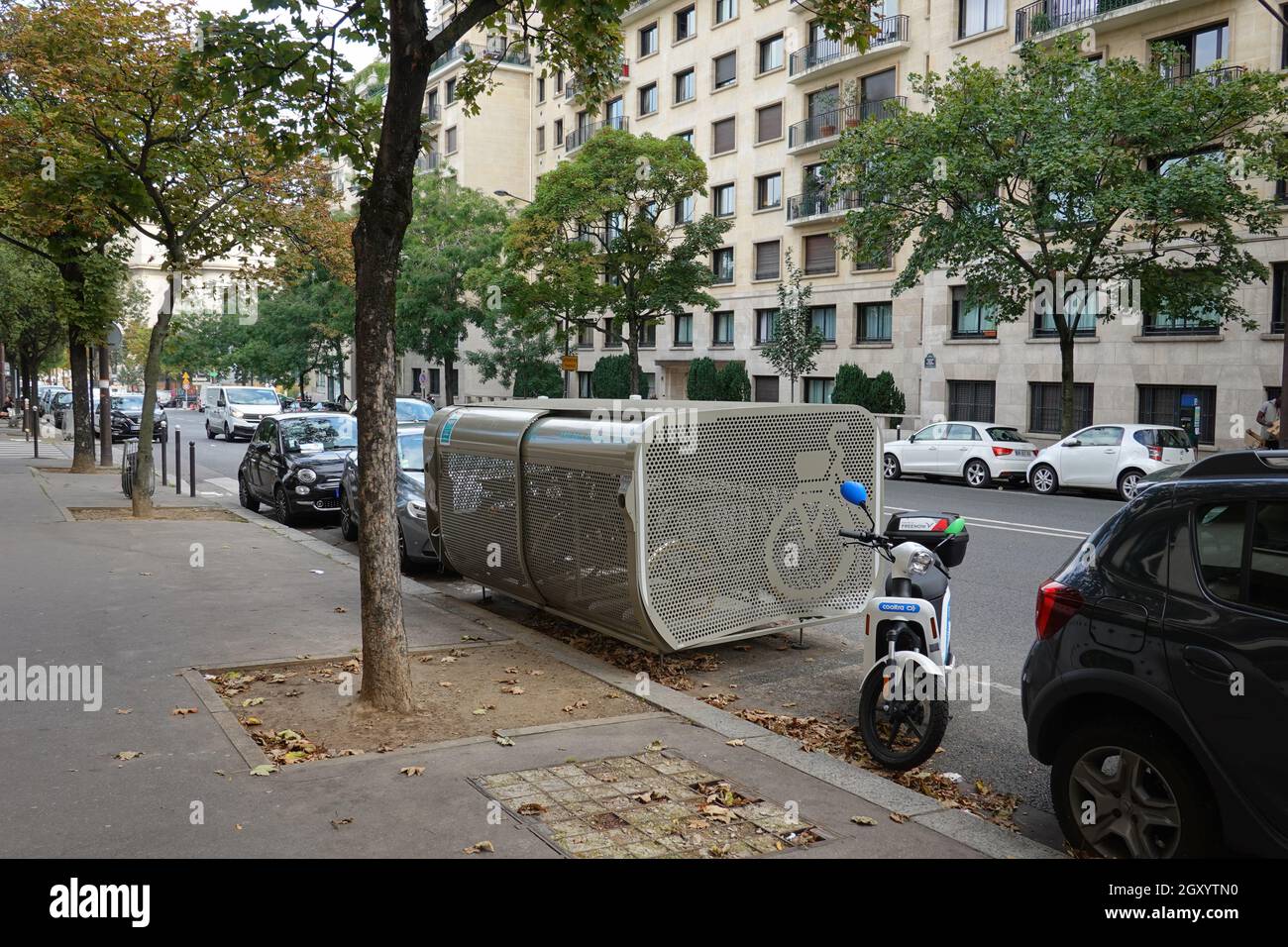 Paris, absperrbare Radbox im Straßenraum // Paris, Fahrradgarage Stockfoto